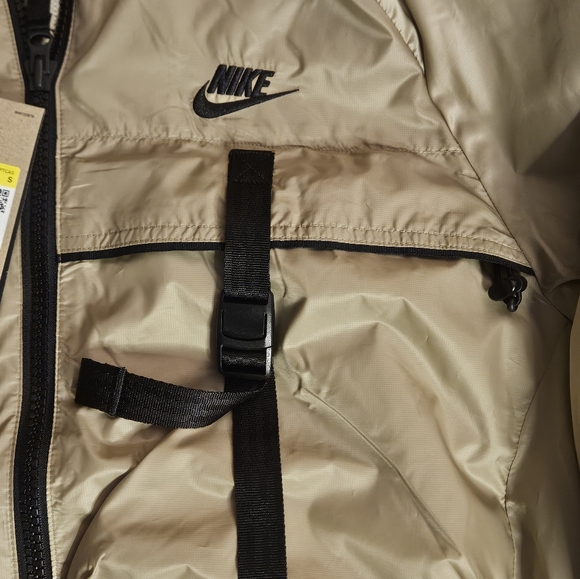 MEN'S NIKE SPORTSWEAR TECH WOVEN PACKABLE LINED JACKET - Picture 5 of 8